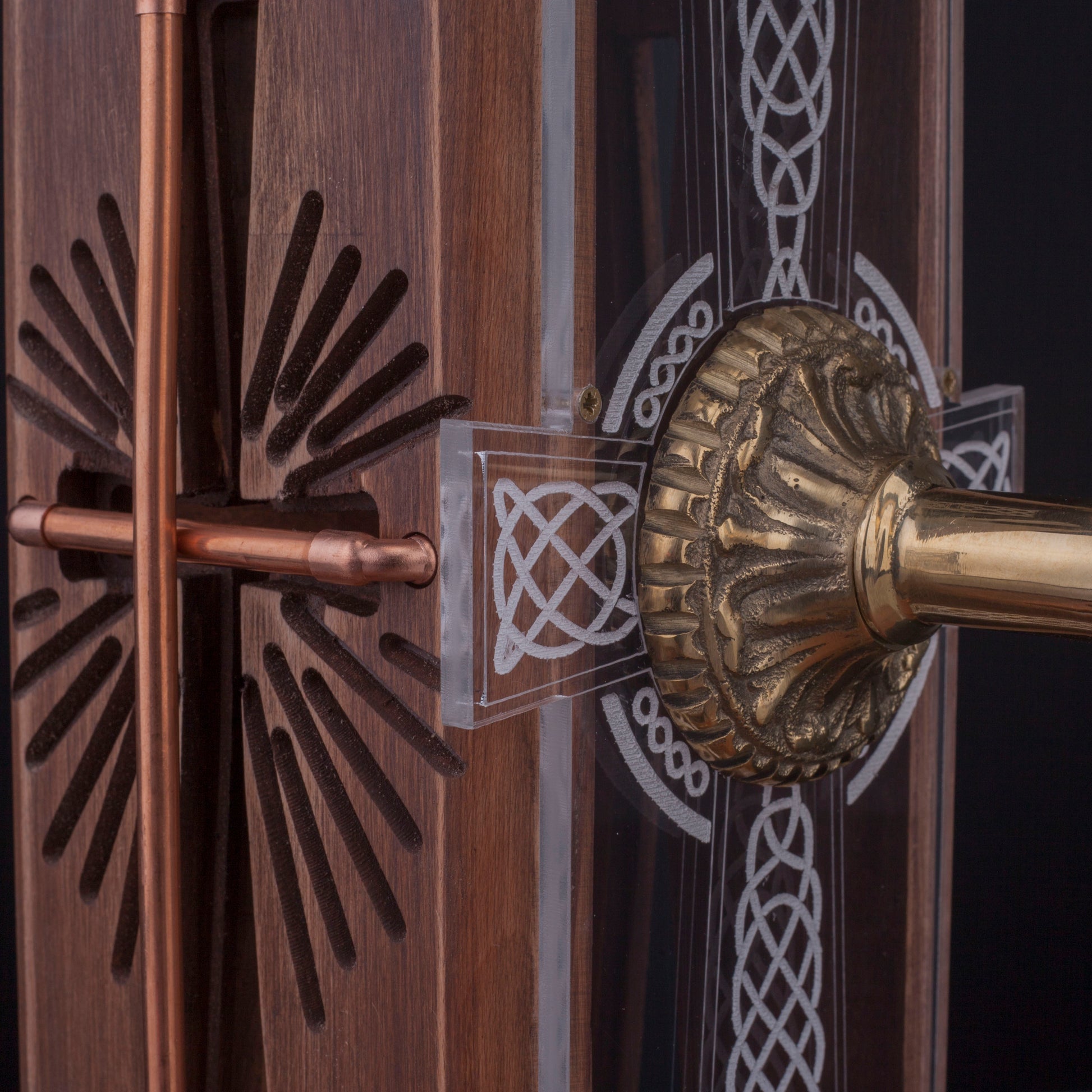 Cross Crucifix Viski Çeşmesi Kahverengi & Gold Premium Viski Çeşmesi